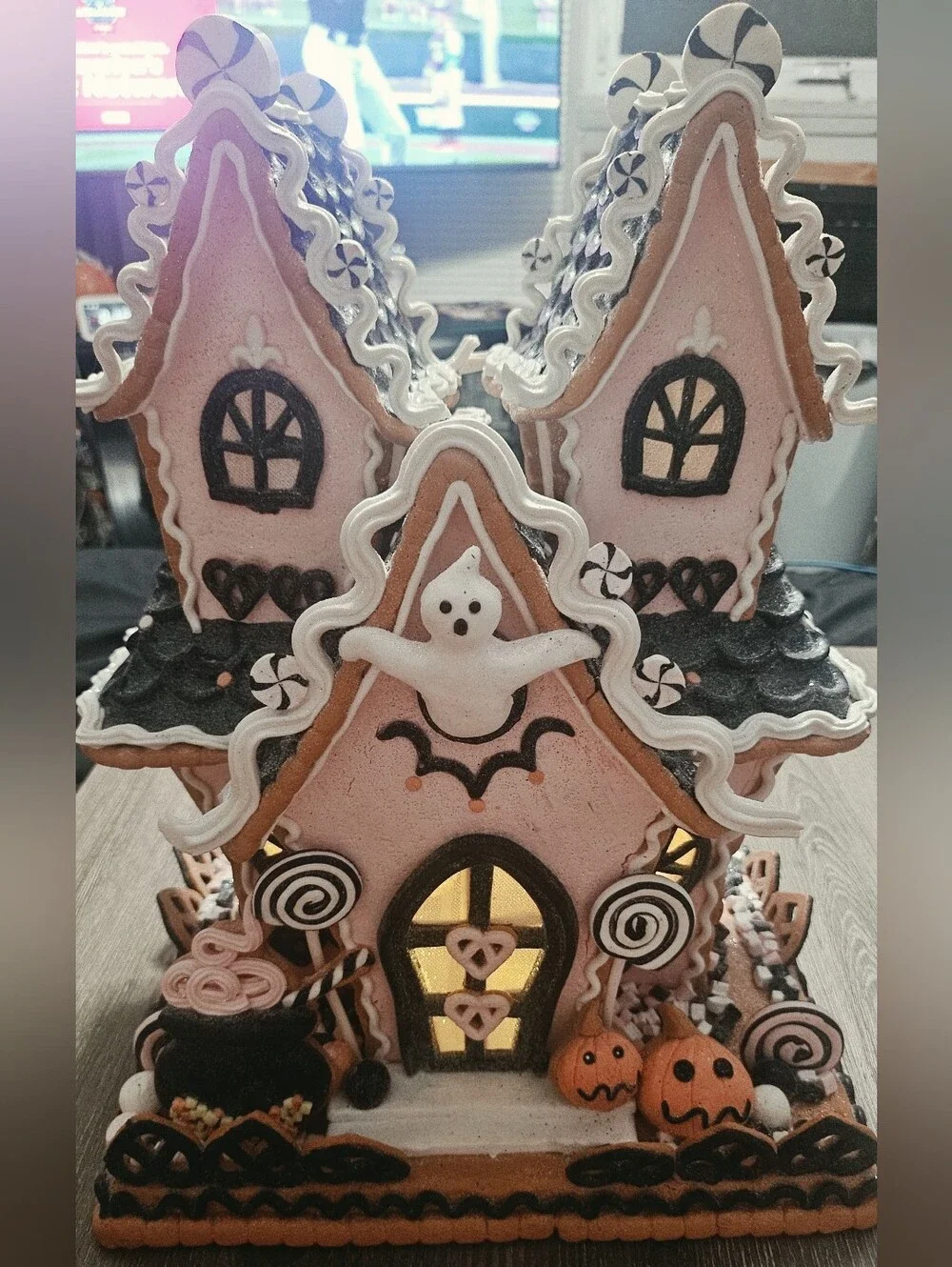 Candy Corn Lane Pastel LED Gingerbread Halloween House Lights Up and works! 16